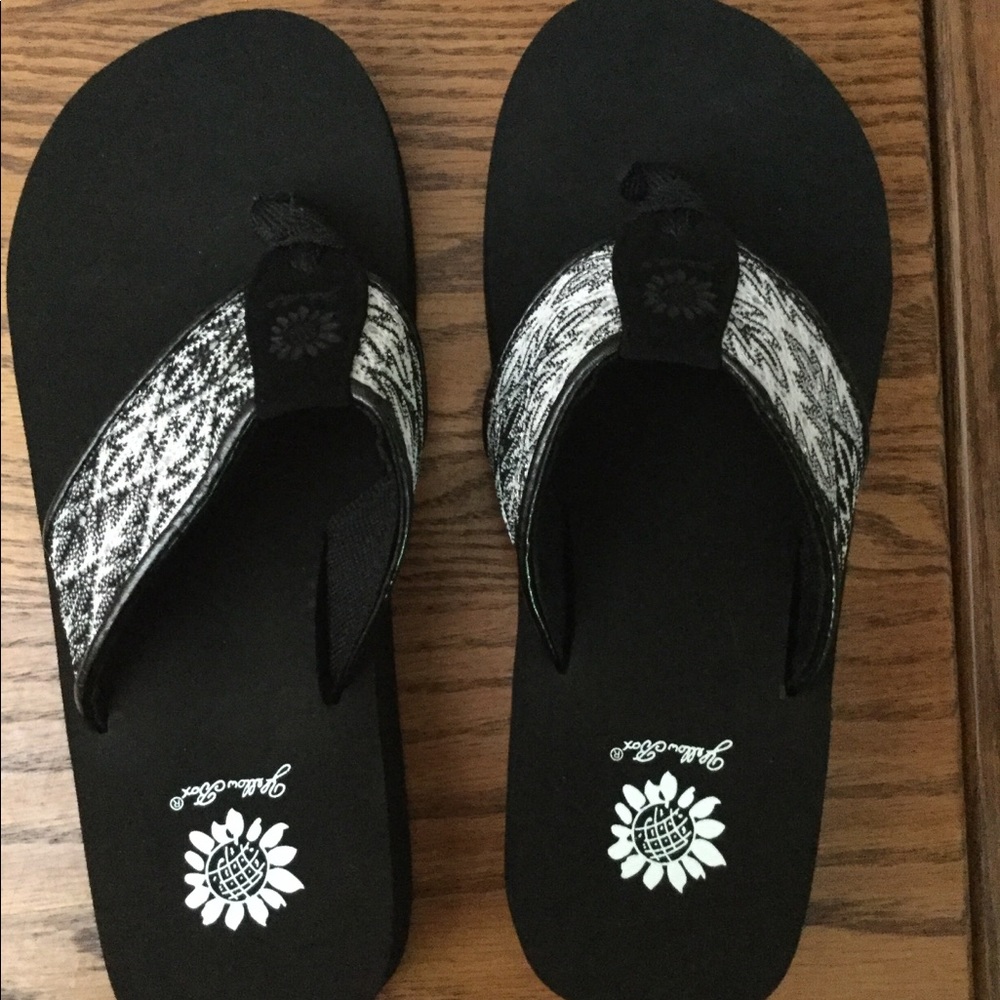 NWT Yellowbox flip flops size 8